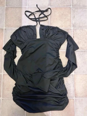 Svart kort klänning - Svart ny  kort klänning med offshoulder och snörning i halsen. 