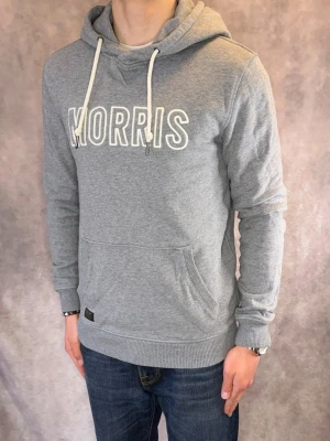 Grå Morris Hoodie - Stl M - Riktigt fet Morris Hoodie! | Mycket bra skick: 9,5/10, utan defekter | Stl M | Modellen är 177cm lång och väger ca 74kg, passar längre personer också | Hör av dig vid frågor // Galgen 🫡