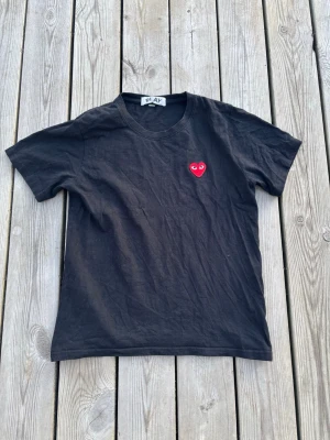 comme des garçons tröja - Skit fet comme des garçons T-shirt, inga skador och säljer för att den inte används längre
