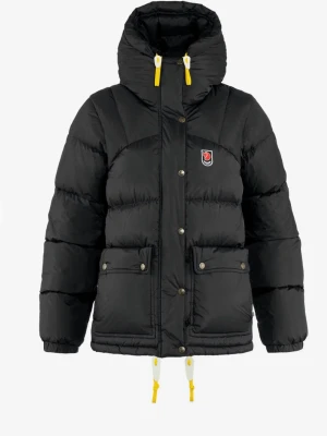 Svart dunjacka från Fjällräven - Snygg svart dunjacka från Fjällräven. Jackan har klassisk Fjällräven-logga på bröstet. Perfekt för kalla vinterdagar och riktigt varm tack vare dunfyllningen. Jackan använd men i mycket bra skick utan några som helst defekter!