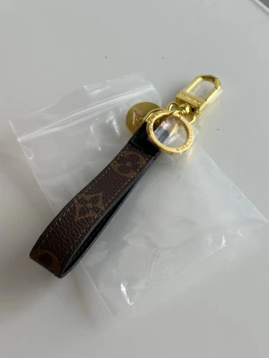 NYCKELRING  - Ny nyckelring med monogram och gulddetaljer. Fler bilder kan skickas privat. 