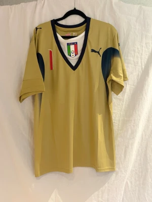 Italien 2006 Buffon #1 - Säljer Italien 2006 målvaktströja med Buffon på ryggen.  Klassiker från VM 2006 där Buffon var en av turneringens bästa målvakter och en avgörande del i att Italien tog hem guldet.  Ikonisk tröja från en av fotbollens mest minnesvärda finaler.