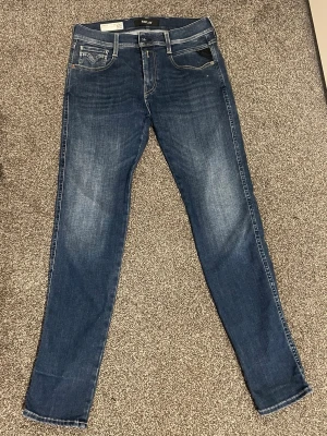 Blå Replay anbass jeans - Replay anbass| storlek L32 w30| passar mig bra som är 180 och väger 62kg! Hör av er vid frågor!