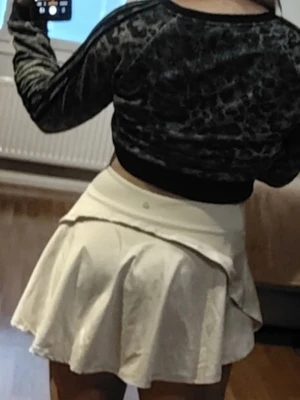 Vit tennis kortkjol med volang🩷 Som ny!  - Supersöt vit kortkjol med volangkant och lätt utsvängd passform. Kjolen har en feminin look och är perfekt för dig som gillar en sportig men ändå gullig stil💓 Tillverkad i ett mjukt material🤍☀️ XXS-S. 