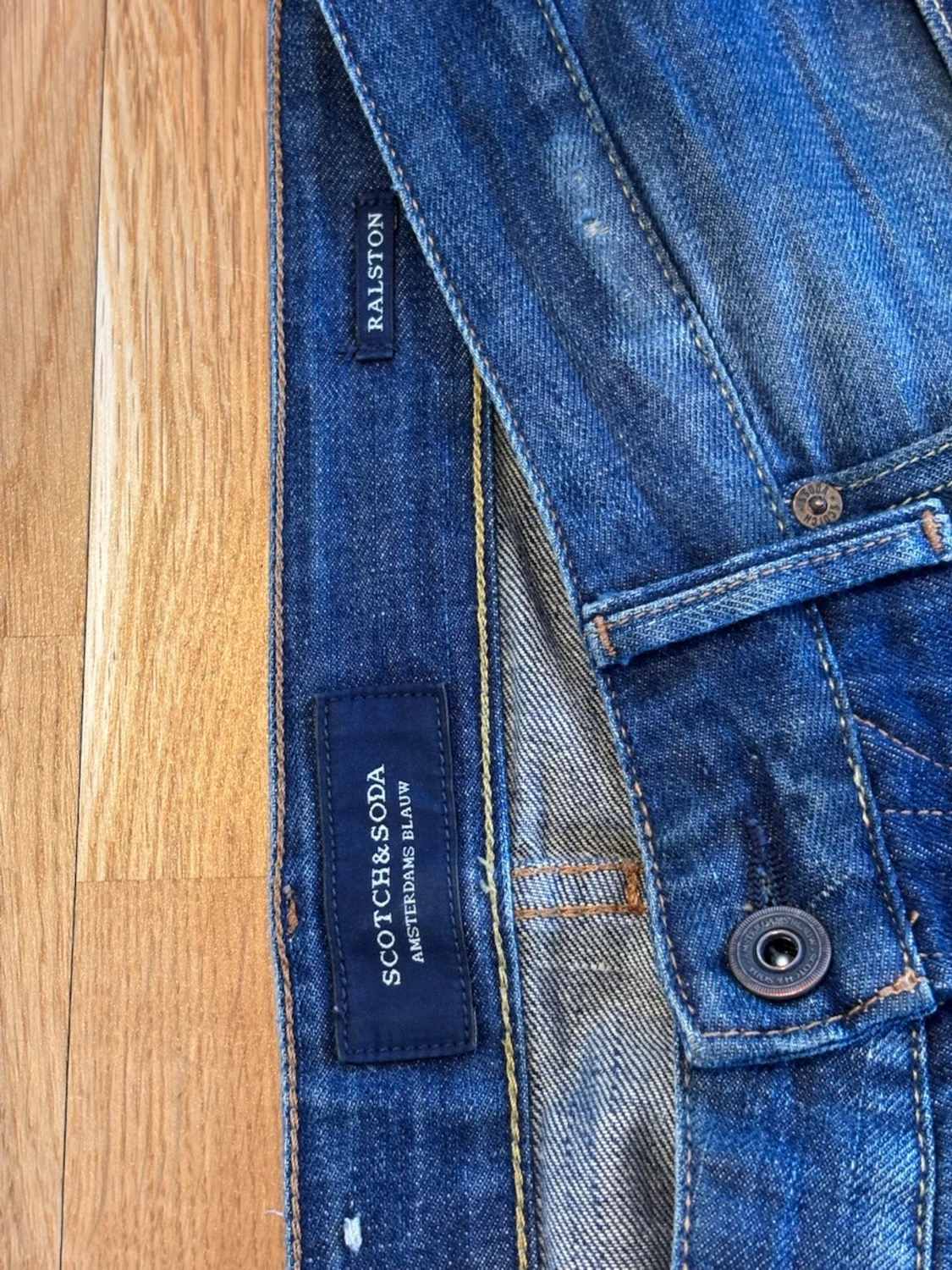 Blåa jeans distressed med randig bakficka - 3