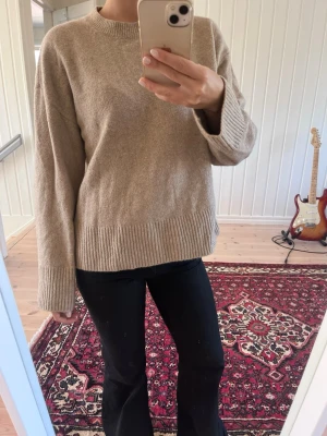 Beige stickad tröja från &Otherstories - Lätt men varm och mjuk i bra kvalitet.