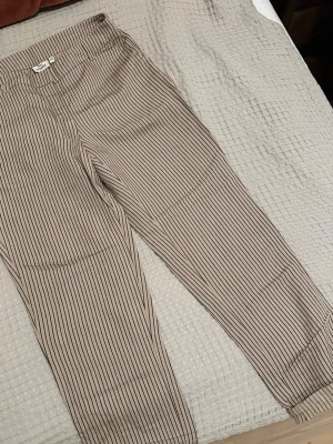 Byxor - Byxor köpta på Kappahl i storlek S. Tyg 55% viskos & 45% lin. Aldrig använts. 🩷