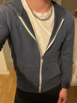 Blå zip-hoodie med huva - Säljer en blå hoodie med dragkedja och huva. Nästan ny skick . Pier one är märket. Regular för passformen. Hör av dig vid fundering av pris eller annat. 