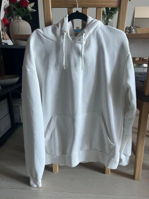 Vit hoodie från NA-KD - Säljer en vit hoodie från NA-KD i storlek S. 
