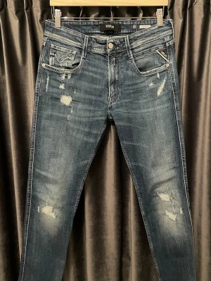 Replay anbass  - Replay anbass - skick 9/10, perfekt skick! - storlek 32/34, men upplever att de passar w30-w31 - sjukt feta jeans med schyssta slitningar! - hör av er vid frågor🙌