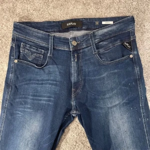 Blåa replay anbass - Säljer dessa replay anbass hyperflex med slitningar | skicket är 8/10 och har inga defekter | Storlek 31/30 | Mått midja:39cm | längd 98cm | Frågor om mått eller bilder, så är det bara att höra av sig!😃