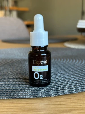 Depend O2 Argan Nail Oil Serum - Depend O2 Argan Nail Oil Serum är ett nagelolja-serum i en brun glasflaska med vit pipett. Innehåller arganolja och kommer i en 10 ml förpackning. Perfekt för att vårda och återfukta naglar och nagelband. Enkel att applicera tack vare pipetten. Endast testad 