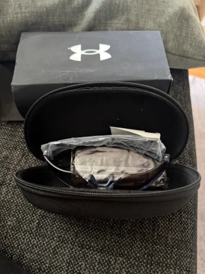 Under armour - Under armour sport glasögon oanvända  Unisex  Dem är nya Kartongen är lite trasig men inte fodralet ❤️