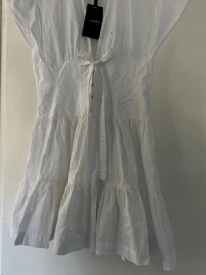 Vit kortklänning med broderi från Pinko - Superfin vit kortklänning från Pinko! Heeelt ny med prislappen kvar!! Köpte till studenten men behöver den inte så säljer pga kan inte lämna tillbaka den längre☹️Italiensk storlek 42 - motsvarar svensk 36❣️Köpte för: ca 2 500kr