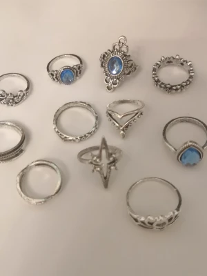 11 st ringar  - 11 st ringar med olika former och mönster. Materialet är alloy. （#110）