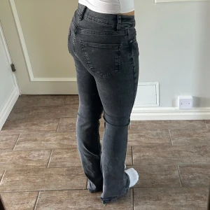 Mörkgråa lowrise bootcut jeans  - Jättefina mörkgråa lowrise bootcut jeans, oanvända