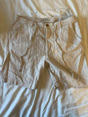 Linne shorts - Jag säljer ett par linne shorts.