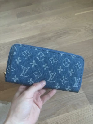 Louis Vuitton handväska  - Säljer denna fina handväskan från Louis Vuitton - perfekt nu inför sommaren - Imponera på era vänner med denna väska!
