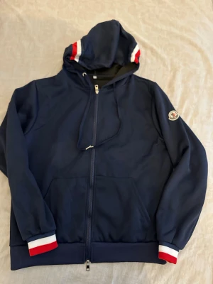 Moncler tröja  - Mörkblå Moncler tröja som sitter perfekt både på kroppen men också vid handleden samt passar till alla väder 