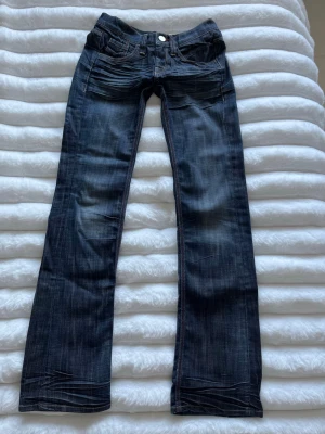 Bootcut jeans med röda detaljer!!! - Säljer dessa skit snygga jeansen!! De är mörkblå/grå ish färgade med vissa sömmar röda vilket gör dom väldigt unika och snygga😍😍 De är bootcut och low waisted med väldigt snygg passform! De är från FORNARINA!! Pris kan diskuteras vid snabb affär💕