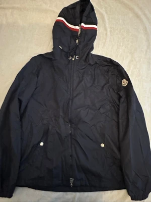 Moncler windbreaker  - En mörkblå windbreaker som passar prefekt nu och sitter även bra 