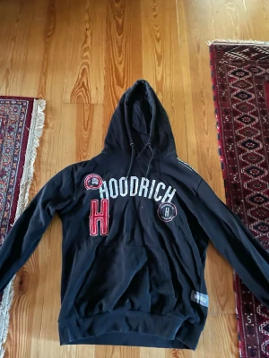 Svart hoodie från Hoodrich - Svart hoodrich tröja som jag växt ur, i bra skick förutom ett litet hål vid vänster armbåge, Storlek M. Pris kan diskuteras