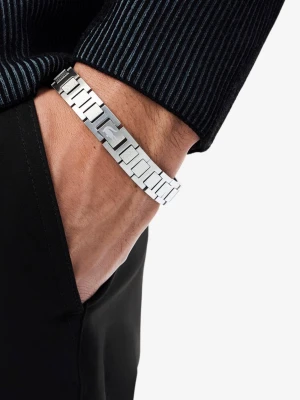 Silverfärgat länkarmband Lacoste - Stilrent armband från Lacoste i silverfärgat rostfritt stål. Armbandet har en länkdesign med rektangulära länkar och detaljerade mönster på vissa länkar. På spännet finns Lacostes ikoniska krokodillogga ingraverad. Perfekt för dig som gillar en clean och modern look.