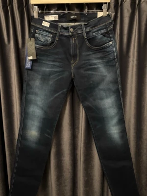 Replay anbass hyperflex - HELT NYA  - Replay anbass hyperflex - skick 10/10, HELT NYA - storlek 29/32 - sitter riktigt bra och skönt med jeansens magiska stretch - slim fit - extremt fet wash på dessa, mycket eftertraktade! - nypris: +1600kr - hör av er vid frågor🙌