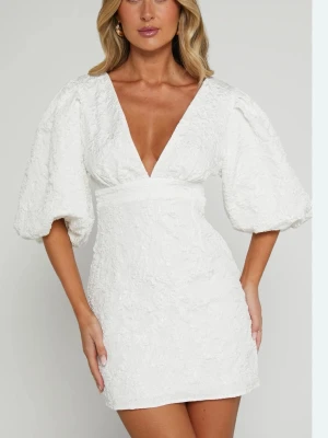 studentklänning - intressekoll!! vit mini klänning perfekt för studenten ”miley mini dress”, i fint skick strl S, slutsåld på hemsidan, från showpo  BUD PÅ 2350kr