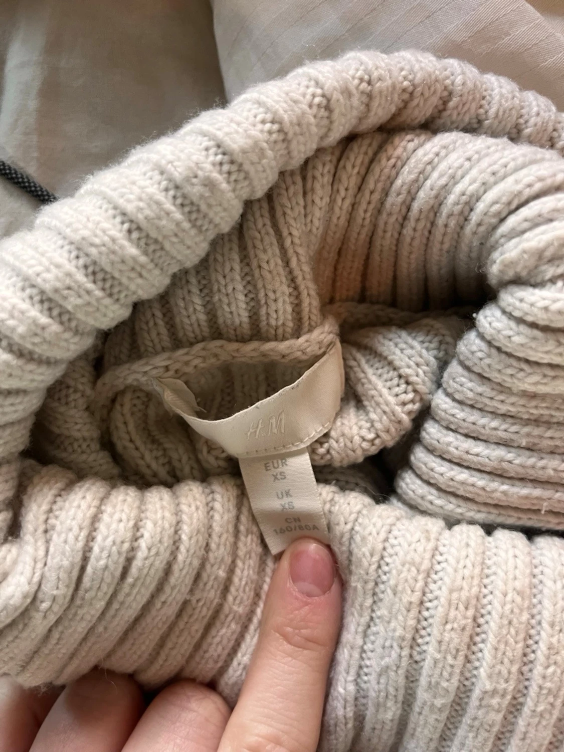 Vit ribbstickad polotröja - 2