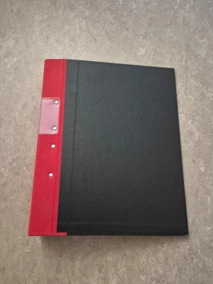 Gaffelpärm - Gaffelpärm med triomekanism i metall och delbar trärygg.