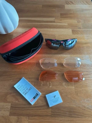 Blix velo xt smallface - Bliz Velo XT Smallface sportglasögon med tillbehör. Inkluderar ett fodral och extra linser.