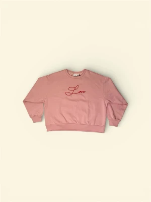 Rosa sweatshirt med Love-tryck - Mysig sweatshirt från Saint Tropez i den dämpade rosa färgen “Pink Nectar”. Broderad “Love”-text i rött på framsidan och rundad halsringning. Originallappar kvar, aldrig använd. Obs! Litet tillverkningsfel vid nederkanten där tyget gått upp vid sömmöppningen — syns på bild och fixas enkelt med lite syning. Därav det lägre priset. Märke: Saint Tropez Modell: Zlovina Sweatshirt Färg: Pink Nectar Storlek: L Axelbredd: 60 cm Längd: 62 cm Ordinarie pris: 599 SEK Skick: Nytt med fel Frakt tillkommer.​