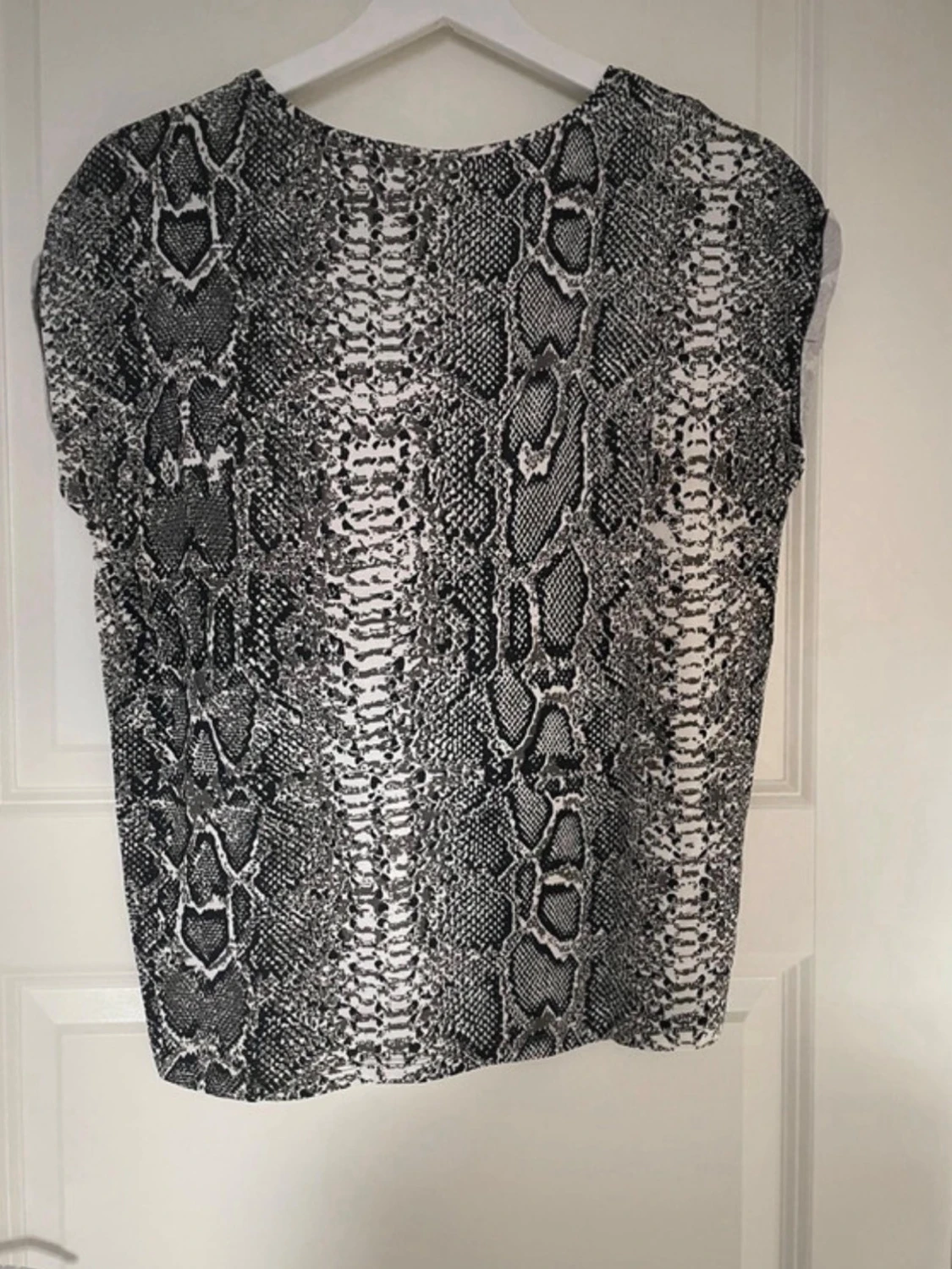 Svartvit topp med ormmönster - 2