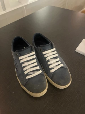 Marinblåa yves Saint Laurent - Ett par YSL skor i mycket bra skick, har enbart använt dem två gånger. Fin sula, mocka och snören. Innersula 27 cm Pris: 3100