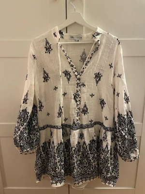 Klänning - Säljer en jättefin klänning ifrån Zara i storlek Xs. Den är använd 3 gånger och är i mycket bra skick💕