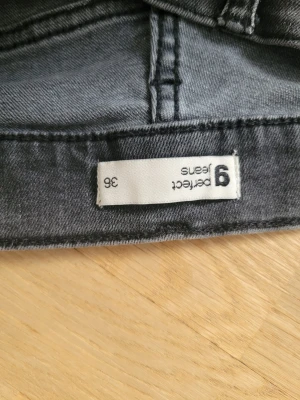Mörkgrå raka jeans - Snygga mörkgrå jeans med rak passform. Klassisk design utan synliga detaljer eller slitningar, perfekta till en avslappnad stil. Tillverkade i mjukt jeansmaterial som sitter bekvämt hela dagen.