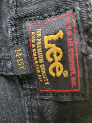 Svarta Lee jeans - Säljer ett par svarta jeans från Lee. Jeansen har en diskret tvätt och är tillverkade i ett slitstarkt denimtyg. Perfekta för dig som gillar en enkel och tidlös stil. Osäker på vad 14-15 år är för stl