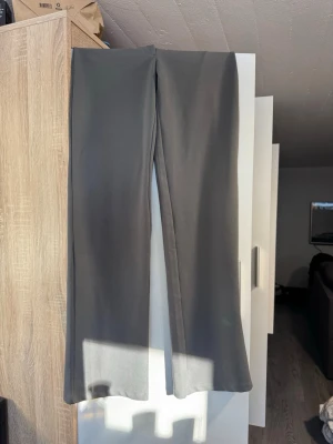 Gråa low waist kostym byxor  - Low waist kostymbyxor ifrån Nelly i storlek xs, otroligt fina och knappt använda tyvärr. Sitter jätte fint på