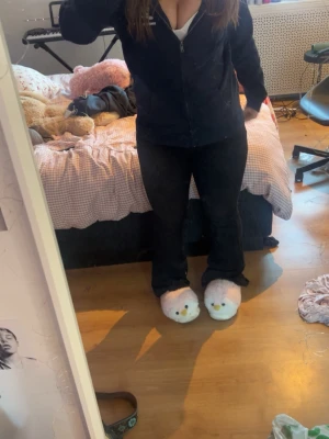14+ for real low waist jeans - Säljer ett par svarta low waist jeans från Gina tricot. Säljer dem eftersom de inte används och dem har bara blivit använd en gång. Säljer för att jag tycker de är för stora, de är i storlek 14+ L.