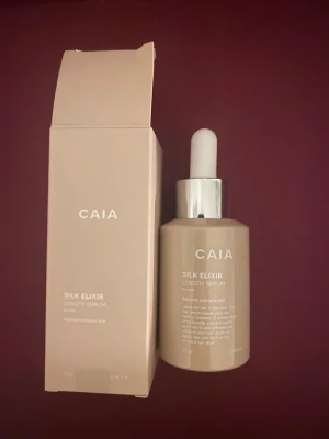 CAIA Silk Elixir Length Serum - Säljer ett CAIA Silk Elixir Length Serum som kommer i en stilren beige förpackning. Serumet är berikat med hyaluronsyra och silkesextrakt och är designat för att ge näring och längd till håret. Perfekt för dig som vill boosta hårets kvalitet och glans. Aldrig använd💞