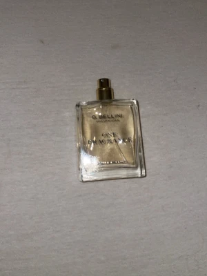 G. Bellini One Fragrance parfym - En stilren parfym från G. Bellini med namnet One Fragrance. Flaskan är rektangulär i genomskinligt glas med guldfärgad spraykork. Parfymen har en ljusgul nyans och flaskan har en modern, minimalistisk design.