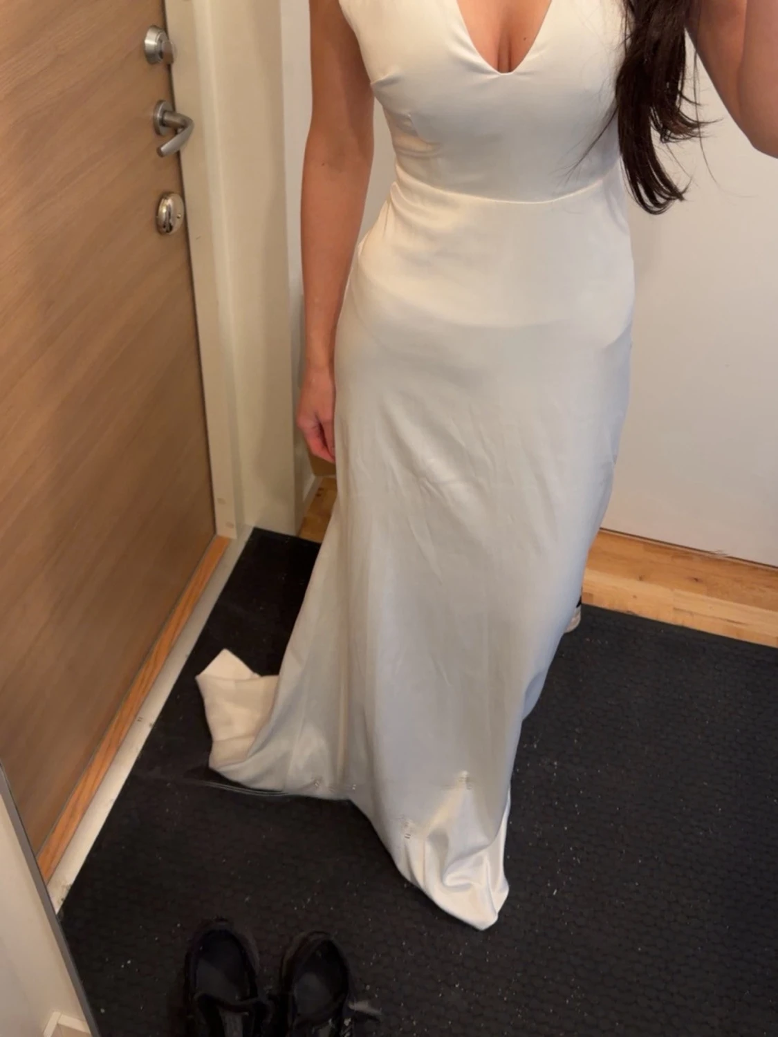 Vit långklänning i satinlook - 2