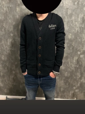 Hollister cardigan - Brutalt snygg Hollister cardigan som är i storlek M denna är perfekt inför våren. Skick: 10/10🌟