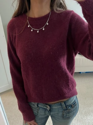 Vinröd stickad tröja - Mysig vinröd tröja från Zara! Kommer ej till användning ❤️