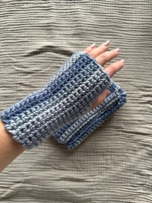 Virkade handledsvärmare - Egentillverkade virkade handledsvärmare i ett blått ullblandat garn. Tvättas i 30 grader