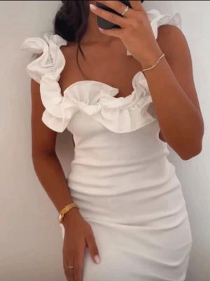 Zara klänning - Volang klänning från Zara i fint skick! Storlek M men passar också S!💞