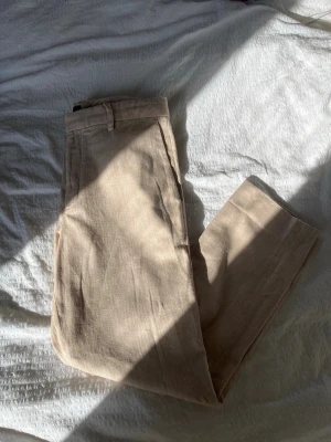 Beige linnebyxor med rak passform - Snygga beige linnebyxor med rak passform och klassisk midja. 