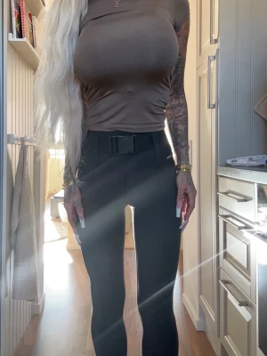 Svarta leggings  - Svara leggings med bälte från aim’n, använda 1 gång 