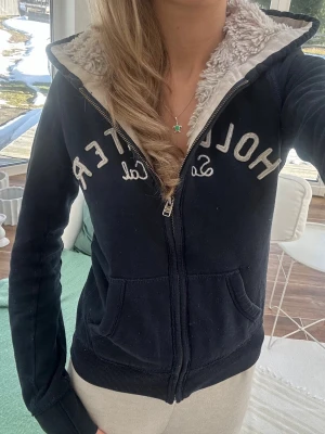 Hollister zip med foder  - Storlek S, kan kännas som en XS. Något nopprig. Skickas inom 24h, PostNord prioriteras. Se liknande plagg i min profil! 